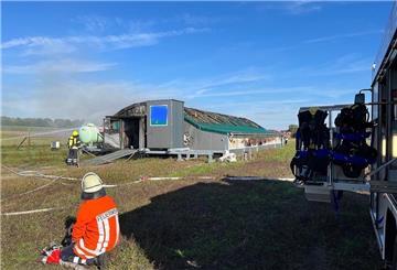 Feuerwehreinsatz beim Brand eines mobilen Hähnchenstalls in Bothel.