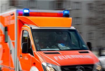  Ein Rettungswagen der Feuerwehr fährt auf einer Straße. 