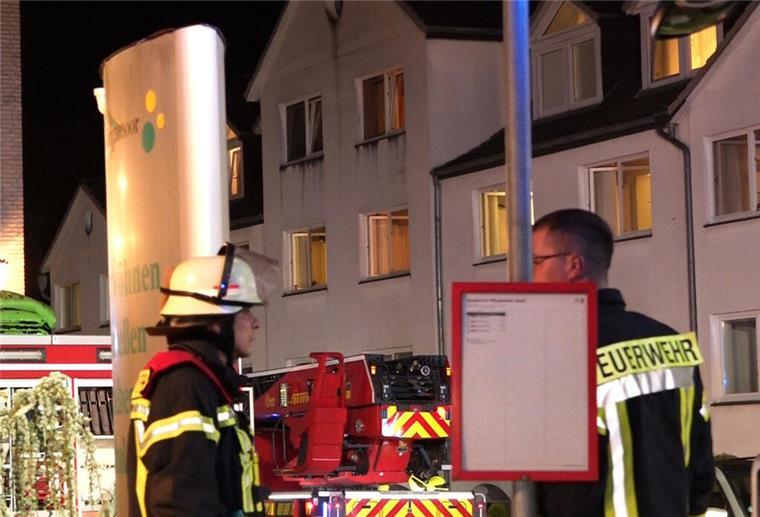Der Brand war in der Nacht aus noch ungeklärten Gründen in einem Zimmer des Heims ausgebrochen.