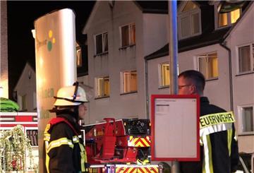 Der Brand war in der Nacht aus noch ungeklärten Gründen in einem Zimmer des Heims ausgebrochen.
