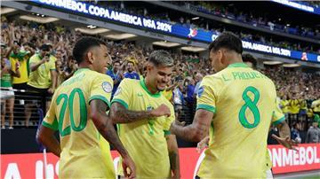 Der brasilianische Nationalspieler Lucas Paqueta (r) feiert mit seinen Mannschaftskameraden.