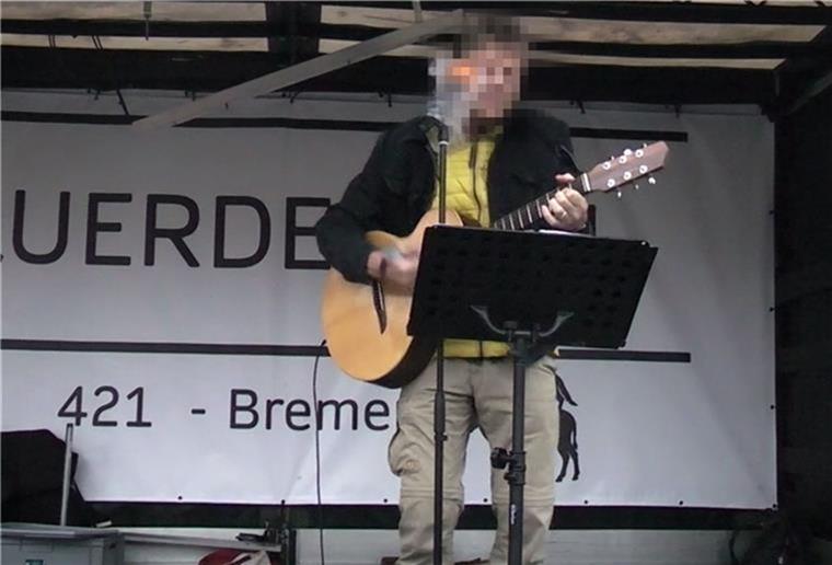Der Bremer Arzt sang bei der Querdenker-Demo im November ein Lied, in dem das Coronavirus verharmlost wird.