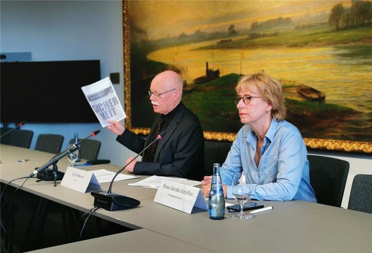 Der Bremer Innensenator Ulrich Mäurer und Pressesprecherin Rose Gerdts-Schiffler auf der Pressekonferenz im Bremer Rathaus.