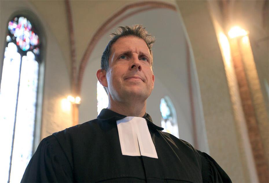 Olaf Latzel, Pastor der Bremer St. Martini-Gemeinde, steht am 08.02.2015 in Bremen nach seinem Sonntags Gottesdienst in der St. Martini Kirche.
