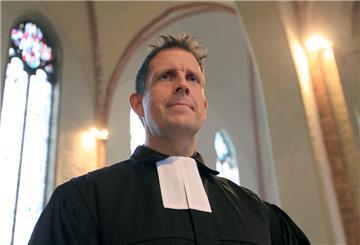 Olaf Latzel, Pastor der Bremer St. Martini-Gemeinde, steht am 08.02.2015 in Bremen nach seinem Sonntags Gottesdienst in der St. Martini Kirche.