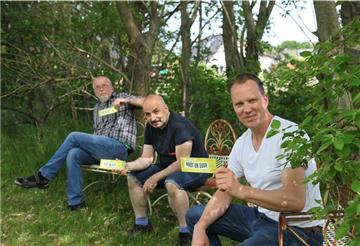 Der Bremer Schauspieler Helge Tramsen (weißes T-Shirt), Künstler und Filmproduzent Sandro Giampietro aus Wittstedt (blaues T-Shirt) und Autor Günter Ihmels aus Beverstedt arbeiten am zweiten Teil ihres Films. 