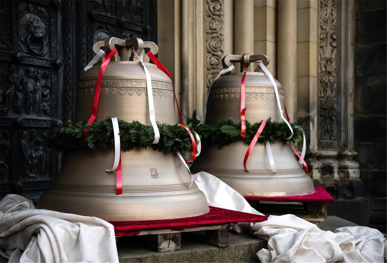 Zwei neue Glocken stehen am Domportal. 