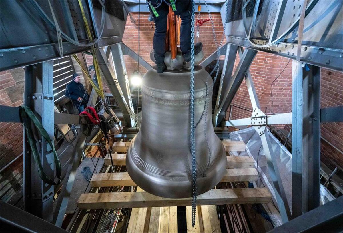 Die neue Friedensglocke, auch „Brema“ genannt, wird in den Südturm des Bremer Doms gezogen.