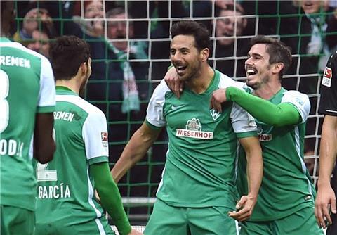 Der Bremer Torschütze zum 2:0, Claudio Pizarro (Mitte), jubelt mit Santiago Garcia (links) und Fin Bartels.