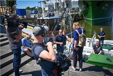 Der Bremerhavener Börteboot-Verein ist bei Filmteams begehrt: Bereits zweimal gingen im Juni Kamerateams an Bord von "Lottjen".