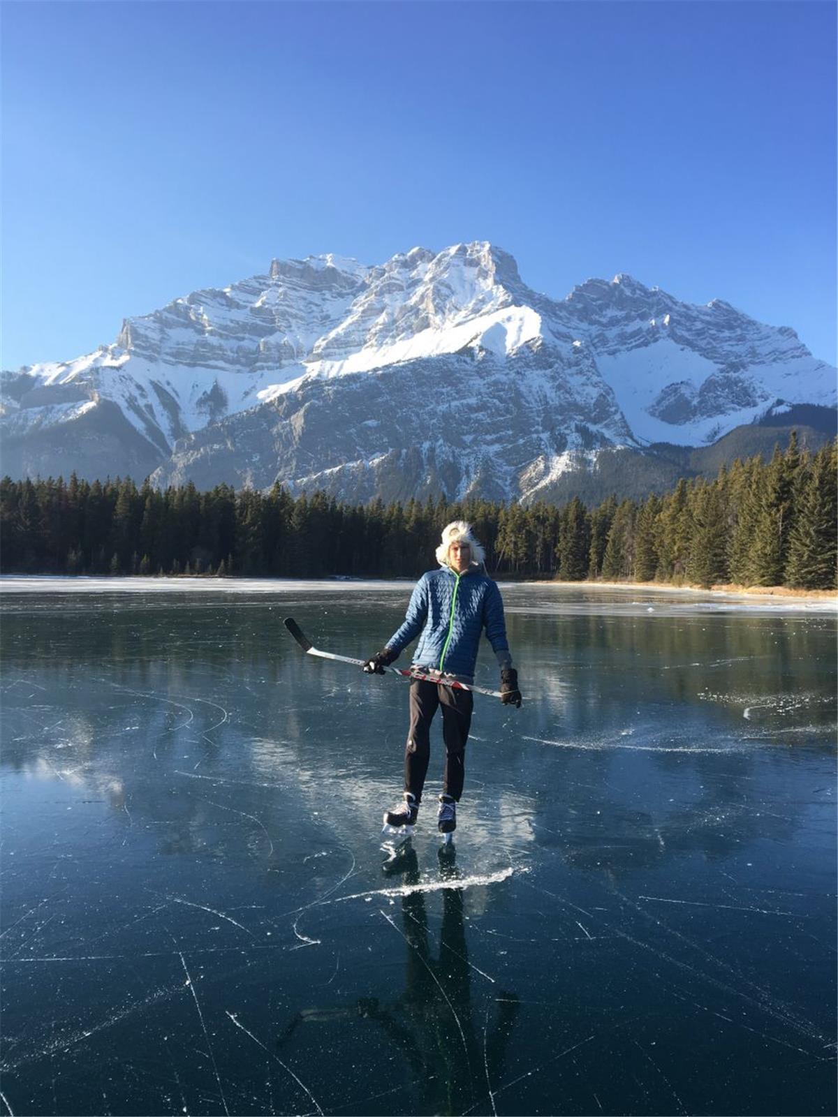 Der Bremerhavener Christopher Strasen feilt in Kanada an einer Karriere als Eishockey-Profi.