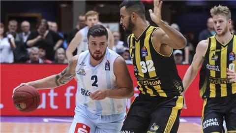 Der Bremerhavener Dominique Johnson (links) ist am Freitagabend mit von der Partie, wenn in der Kolbhalle um den Supercup von Organisator Wally Kruso gespielt wird.