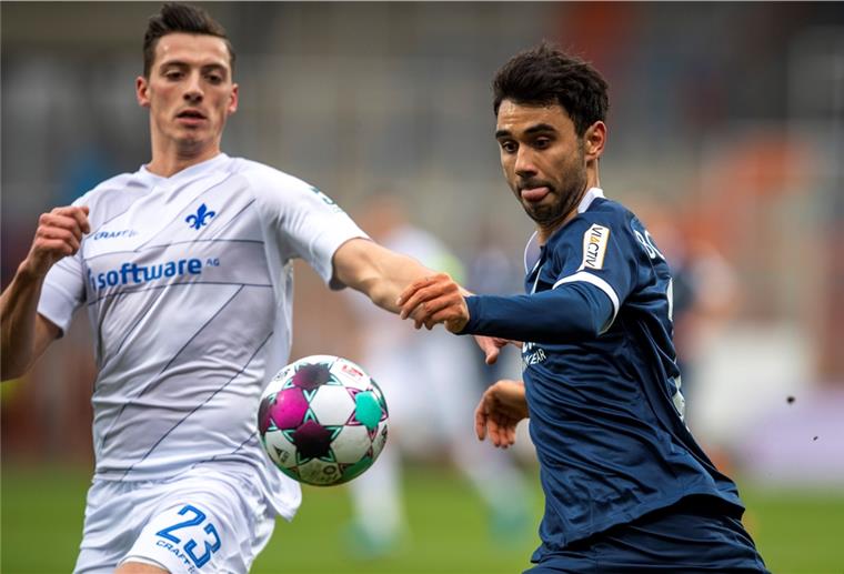 Der Bremerhavener Fußball-Profi Gerrit Holtmann (rechts) kämpft mit dem Traditionsverein VfL Bochum um den Erstliga-Aufstieg.