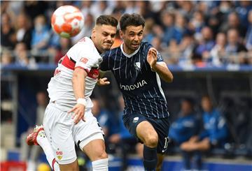 Fußball: Bundesliga, VfL Bochum - VfB Stuttgart, 6. Spieltag, Vonovia Ruhrstadion. Bochums Gerrit Holtmann (r) in Aktion gegen Stuttgarts Konstantinos Mavropanos. 
