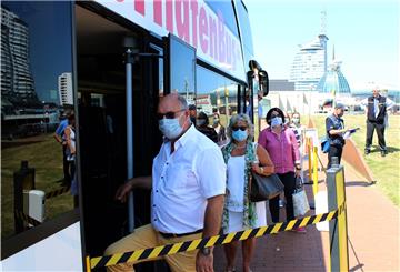 Der Bremerhavener Hafenbus fährt wieder. Gäste müssen an Bord eine Maske tragen.