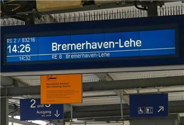 Blick am Bahnhof auf die neuen digitalen Gleisanzeiger