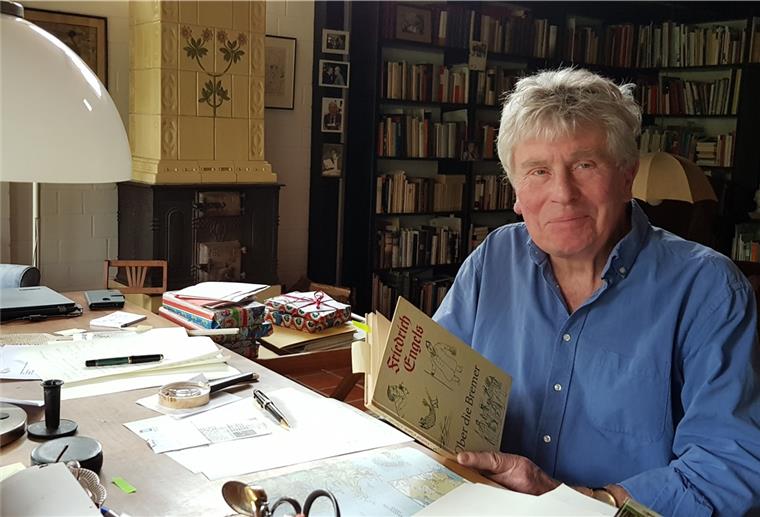 Dr. Manfred Ernst, Historiker und ehem. Rechtsanwalt in Bremerhaven, an seinem Schreibtisch 