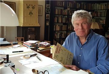 Dr. Manfred Ernst, Historiker und ehem. Rechtsanwalt in Bremerhaven, an seinem Schreibtisch 