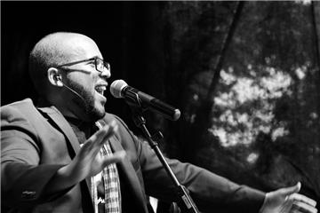 Der Bremerhavener Sänger Anthony Carney hat sich in der Region bereits einen Namen gemacht. Seine Eigenkompositionen im Bereich Funk und Soul fanden deutschlandweit Anklang. Am 13. Mai wird er mit seiner Band beim Street-Food-Festival in Fedderwardersiel auftreten.