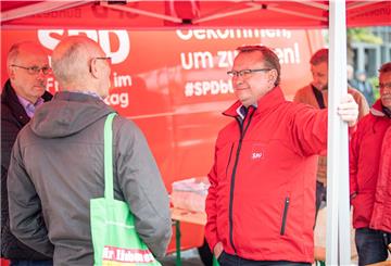 Der Bremerhavener SPD-Bundestagsabgeordnete Uwe Schmidt (Mitte) stellte sich am Neuen Hafen zwei Stunden lang den Fragen der Bürger.