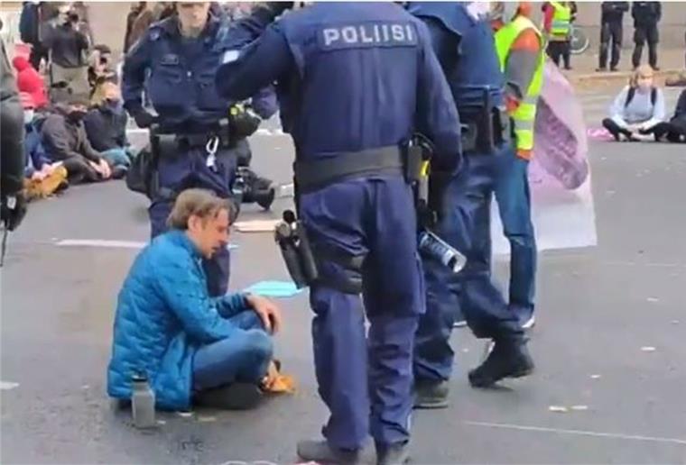 Bremerhavener Klima-Aktivist erlebt Polizeigewalt in Finnland Der Bremerhavener Till Sawala wird nach dem Pfeffersprayeinsatz von finnischen Polizisten umringt. Sie nehmen ihm kurz darauf auch noch die Wasserflasche weg.