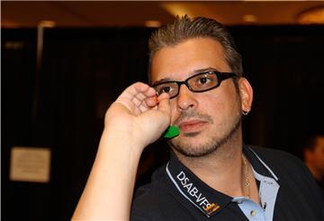 Der Bremerhavener Tomas „Shorty“ Seyler findet es gut, wie Fallon Sherrock als Frau die männlich dominierte Dartsszene aufmischt.