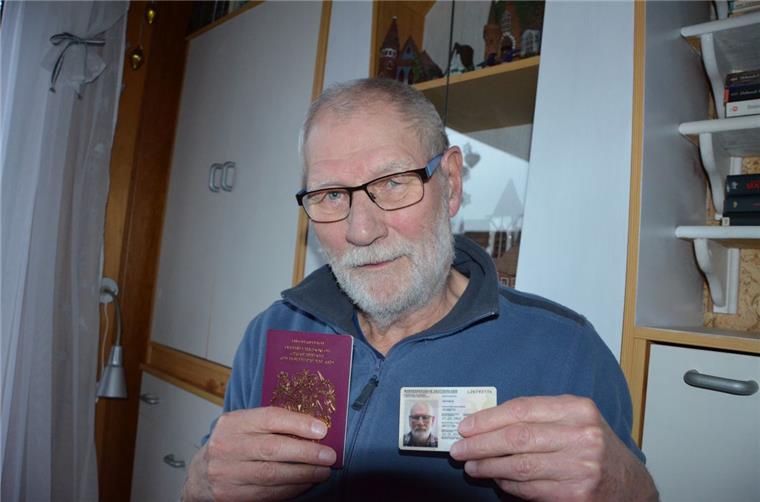 Der Brexit bringt es mit sich - Ken Rayner aus Waddens hat nun zwei Pässe - den englischen (links) und den deutschen.