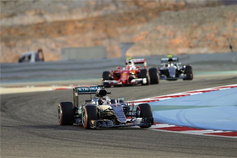 Der britische  Formel-1-Fahrer Lewis Hamilton in seinem Mercedes AMG GP (vorn) beim Qualifying für den Grand Prix in Bahrain. Im Hintergrund: Sebastian Vettel im Ferrari und Nico Rosberg (Mercedes).