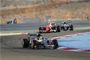 Der britische  Formel-1-Fahrer Lewis Hamilton in seinem Mercedes AMG GP (vorn) beim Qualifying für den Grand Prix in Bahrain. Im Hintergrund: Sebastian Vettel im Ferrari und Nico Rosberg (Mercedes).