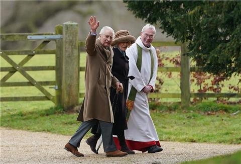Der britische König Charles III. und Königin Camilla kommen zu einem Sonntagsgottesdienst in der St. Mary Magdalene Church.