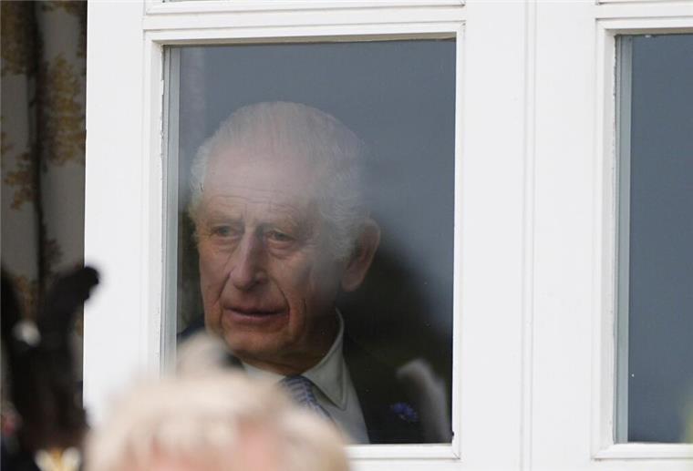 König Charles schockiert über Angriff vor Synagoge Der britische König Charles III. und seine Frau Camilla sind nach eigenen Angaben zutiefst schockiert und betrübt über den Angriff vor einer Synagoge in Manchester. (Archivbild)