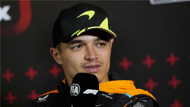 Norris auch im zweiten Training der Schnellste Der britische McLaren-Pilot Lando Norris spricht während einer Pressekonferenz.