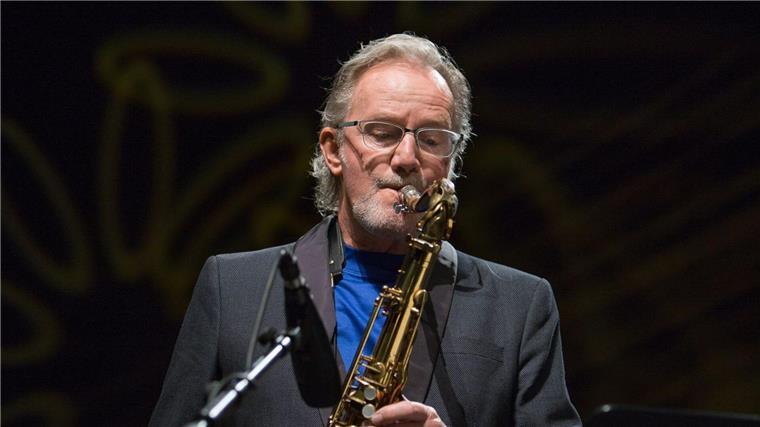 Der britische Musiker John Helliwell am Saxofon.