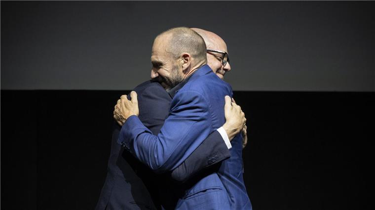 Passender Spielfilm zum Papst-Tod: „Konklave“ Der britische Schauspieler Ralph Fiennes umarmt den in Deutschland geborenen österreichisch-schweizerischen Filmregisseur und Drehbuchautor Edward Berger 2024 beim Zurich Film Festival (ZFF) in Zürich. (Archivbild)