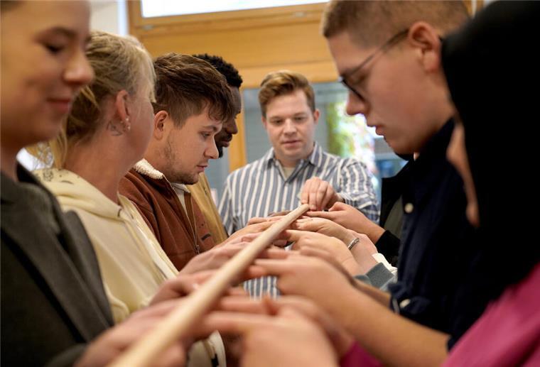 AWO next Generation: Ein vielfältiges Programm für Azubis in Rastede Der Brückenbau im Team: Bei verschiedenen Übungen arbeiten die Azubis Hand in Hand.