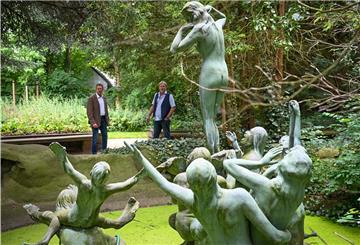 Der Brunnen „Geburt der Venus“ ist das größte Skulpturen-Enemble des Parks am Mecklenburger Weg und bis ins Innere perforiert von Löchern und Rissen, durch die Feuchtigkeit eindringt und die Drahtgestelle rosten lässt. Leroy Czichy vom Gartenbauamt (links) und Thiele-Freund Holger Welt inspizieren die Anlage ständig.