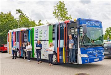 Der Bücherbus kann noch nicht wieder fahren. Grund: Das Team der Fahrbücherei wird in der Fall- und Kontaktermittlung benötigt, weil die Covid-19-Fallzahlen in den vergangenen Wochen wieder deutlich gestiegen sind.