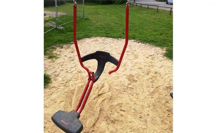 Bad Bederkesa: Vandalen schlagen auf dem Spielplatz zu Der Bügel der Mutter-Kind-Schaukel ist aus Gusseisen. Er muss mit großer Gewalt zerstört worden sein.
