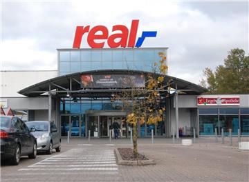 Der Bürgermeister von Spaden berichtet, dass die Mitarbeiter des Real-Marktes in Spaden Sorge um ihre Jobs haben.