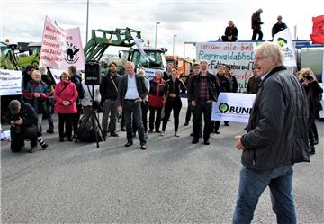 Der Bundesgeschäftsführer der Arbeitsgemeinschaft bäuerliche Landwirtschaft, Georg Janßen (rechts) forderte die Bundesregierung zum Handeln auf.