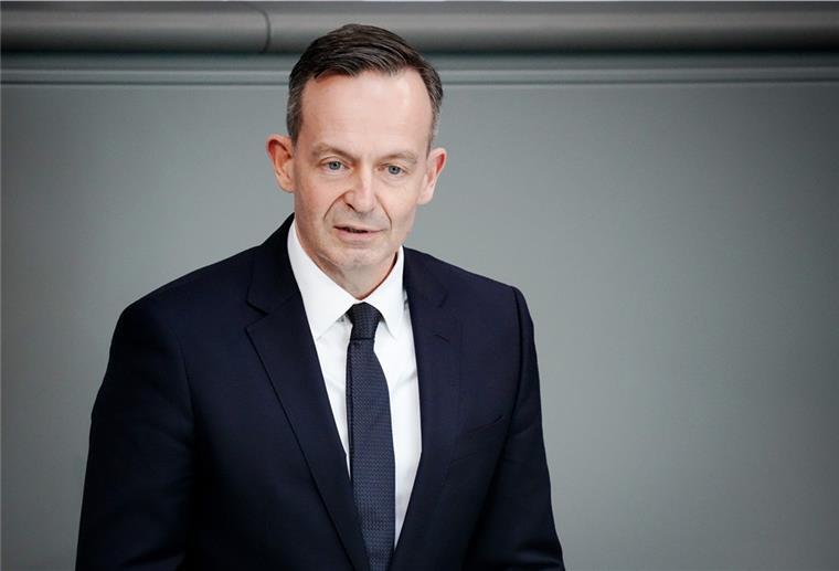 Der Bundesminister für Verkehr und Digitales, Volker Wissing, will das 9-Euro-Ticket einführen.