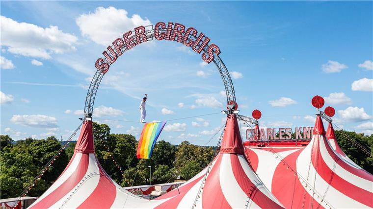 Zirkus hisst Regenbogenfahne aus Protest gegen Merz „Der Bundestag ist ja nun kein Zirkuszelt“, sagte Merz dazu in der ARD-Talkshow „Maischberger“.