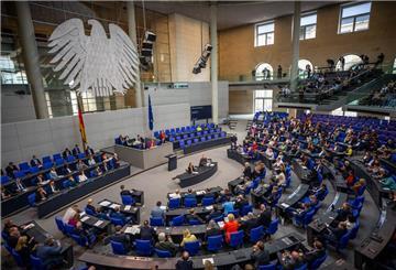 Der Bundestag stimmt für schärfere Grenzkontrollen. Union erhält Unterstützung von AfD und FDP. SPD und Grüne äußern scharfe Kritik.