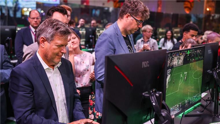 Reform der Gamesförderung: Bundesländer äußern Kritik Der Bundeswirtschaftsminister Robert Habeck und sein Staatssekretär Michael Kellner (beide Grüne) spielen bei der Gamescom ein Fußballspiel zur Probe.