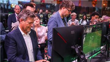 Der Bundeswirtschaftsminister Robert Habeck und sein Staatssekretär Michael Kellner (beide Grüne) spielen bei der Gamescom ein Fußballspiel zur Probe.