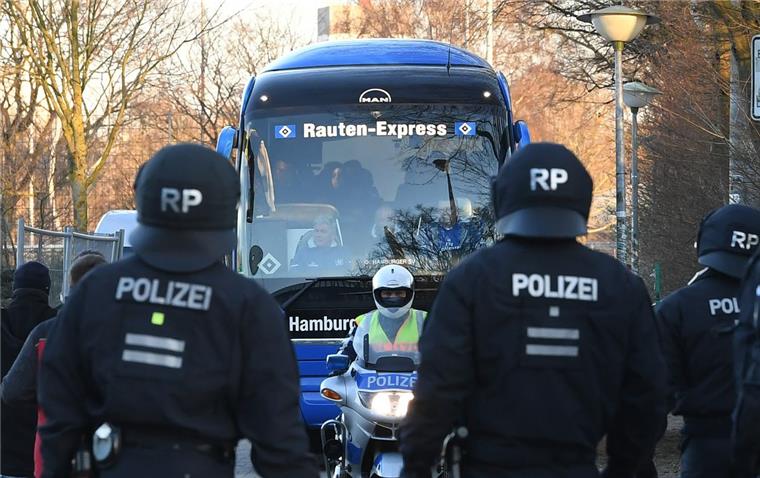 Urteil erwartet: Wer bezahlt die Polizeieinsätze bei Hochrisikospielen? Der Bus des HSV wurde im Februar 2018 umgeleitet, damit er nicht an den Bremer Fans vorbeifahren musste. Bremen will die Fußball-Liga an den Polizeimehrkosten bei Hochrisikospielen beteiligen.