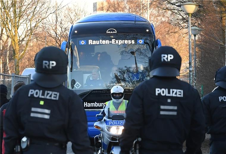 Der Bus des HSV wurde umgeleitet, so dass er nicht den Weg an den Bremer Fans vorbei nehmen musste und wird von der Polizei eskortiert. 