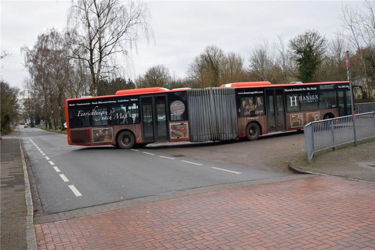 Campus: Zevener Christdemokraten proben Rolle rückwärts Der Busbahnhof an der Zevener Integrierten Gesamtschule soll verlegt und behindertengerecht gestaltet werden. Wo jetzt noch die Busse soll ein Campus entstehen, um die beiden Schulen zu verbinden und den Grundschülern einen sicheren Weg zur Mensa zu ermöglichen.