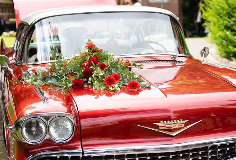 Im siebten Himmel - Eine Hochzeit im 50er Jahre Stil Cadillac Hochzeitsschmuck