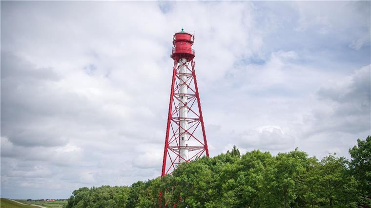 Der Campener Leuchtturm an der Ostfriesischen Küste.
